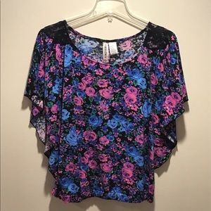 Floral top with lace on the shoulders